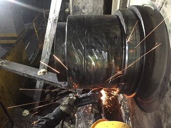 成都利君辊压机轴修复